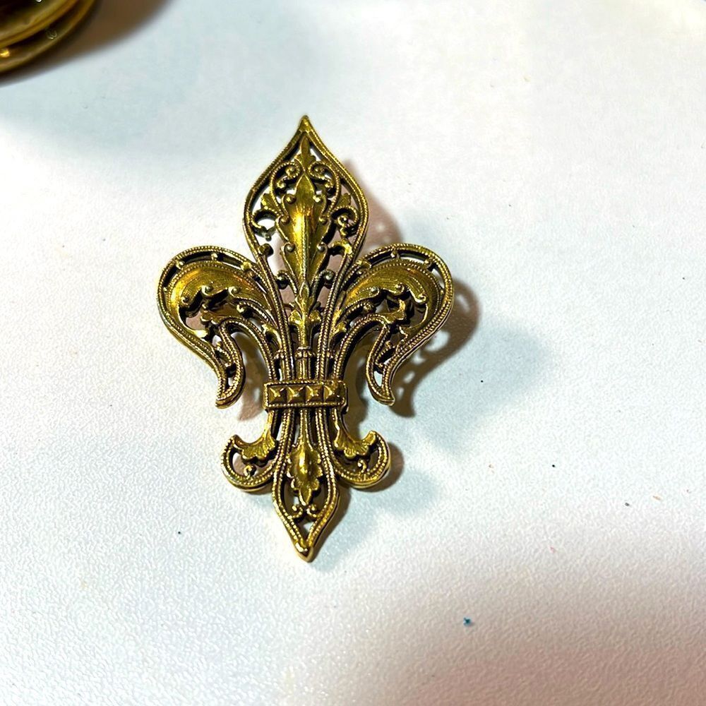 Flour de Lis Gold Tone Brooch. WA208